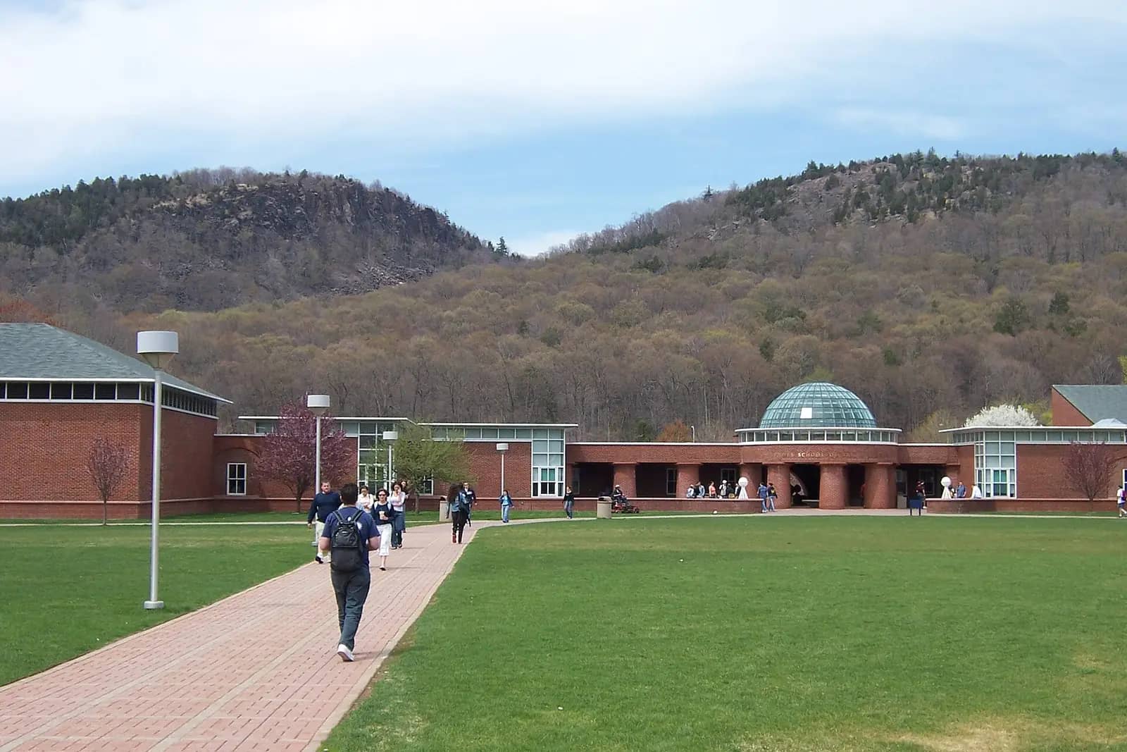 Quinnipiac University campus — Quinnipiac University campus, Sleeping Giant in background. Taken by me, 26 Apr 2005.